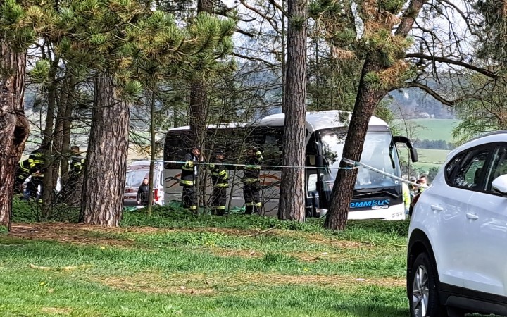 Autobus zrazil na parkovisku niekoľko mladých, traja sú mŕtvi