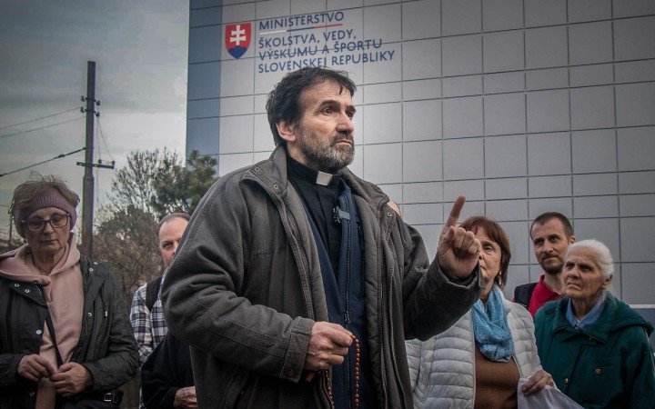 Priaznivci farára zo Žakoviec neriešia, či povedal pravdu. Stačí, že to povedal on