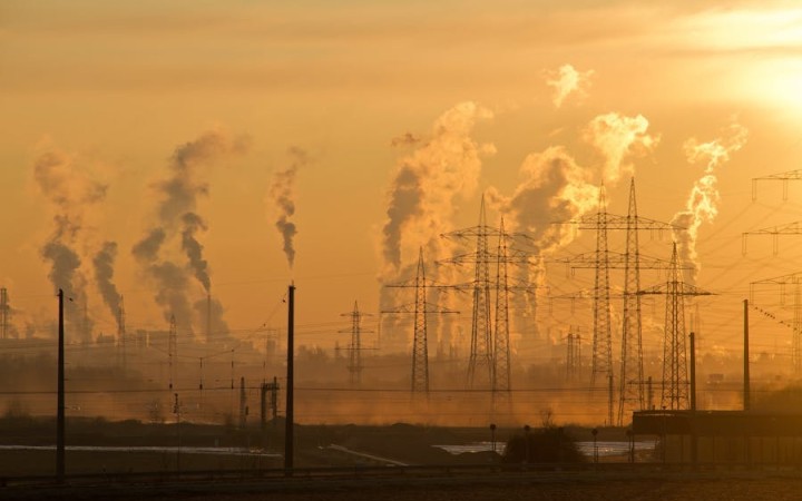 V USA výrazne stúpa dopyt po elektrine, štáty varujú pred možným kolapsom sietí