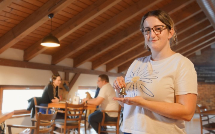 Partnera si hľadajú hlavne učiteľky a ítečkári. Majú len sedem minút, aby zistili, či preskočila iskra