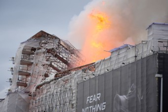 Historickú budovu starej dánskej burzy v centre Kodane zachvátil požiar