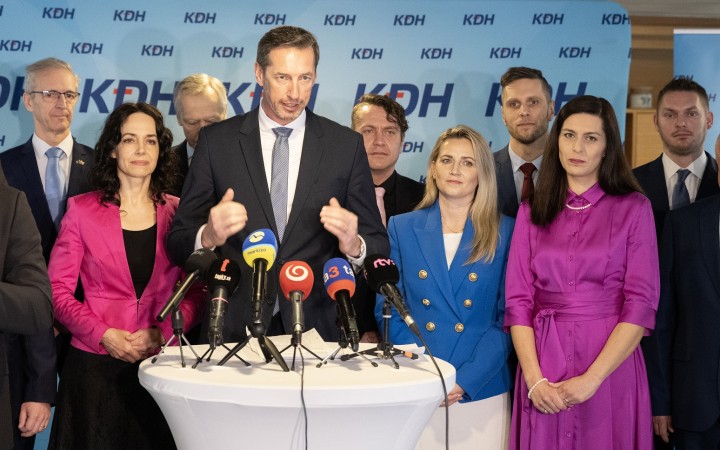 KDH chce uznesením zaviazať Ficovu vládu odmietnuť zásahy do právomocí členských štátov