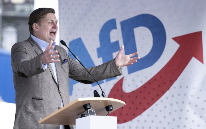 Asistenta europoslanca za nemeckú AfD zatkli za špionáž pre Čínu
