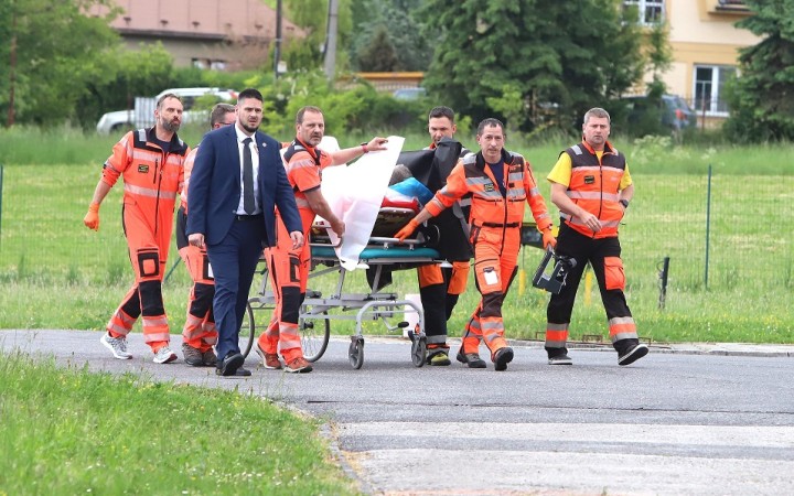 Robert Fico absolvoval dlhú operáciu, podľa Tarabu je mimo ohrozenia života