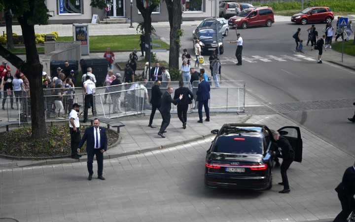 Všetko bolo extrémne neskoro. Osobný strážca mal byť medzi strelcom a Ficom