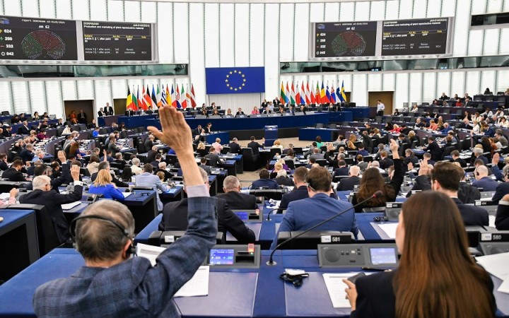 Hlasujú slovenskí europoslanci za slovenské záujmy? Smeráci to sľubujú, ale robia opačne