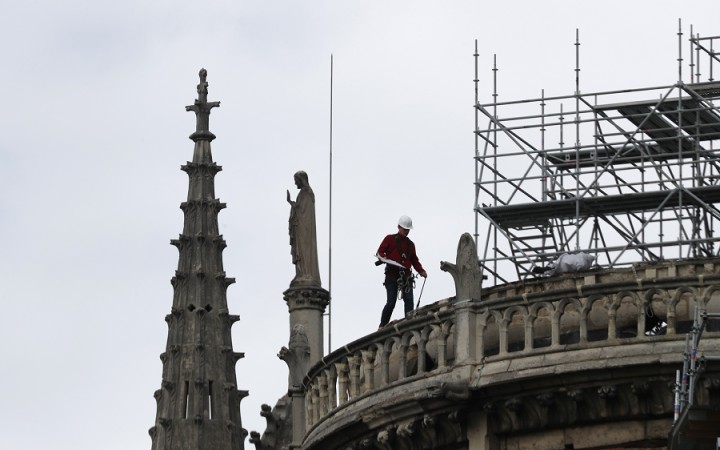 Francúzi chcú, aby katedrálu Notre-Dame obnovili tak, ako vyzerala pred požiarom