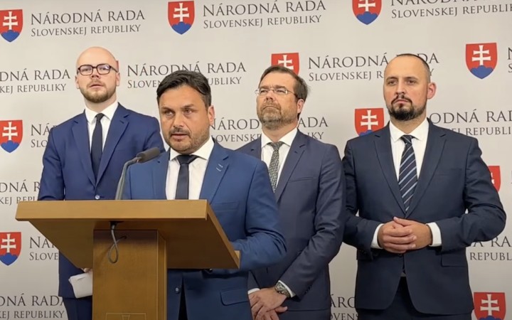 Nedostal mandát Slovensko medzinárodne izolovať, tvrdí opozícia a zvoláva mimoriadny výbor