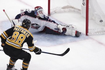 Boston zvíťazil nad Columbusom 4:3, v sérii vedie 3:2