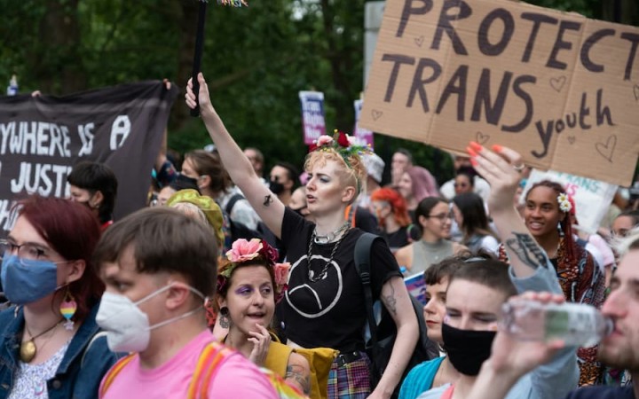 Kto môže za trans epidémiu medzi mladými dievčatami?