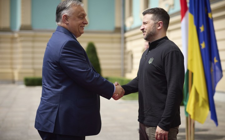 Maďarský premiér v Kyjeve žiadal Zelenského, aby zvážil rýchle prímerie. Rusko cestu bagatelizovalo