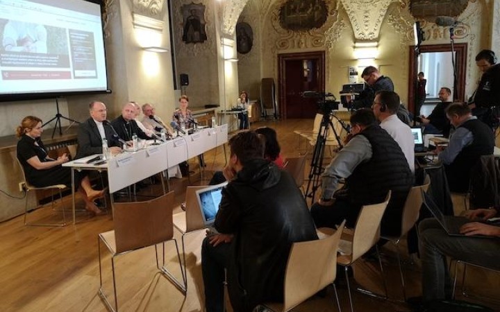 Českí biskupi zriadili kontaktné miesto na pomoc obetiam zneužívania