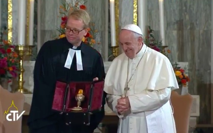 Luthera musíme prehodnotiť, povedal pápež evanjelikom