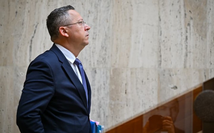 Vláda uvažuje, že zdaní bankové prevody a výbery z bankomatov