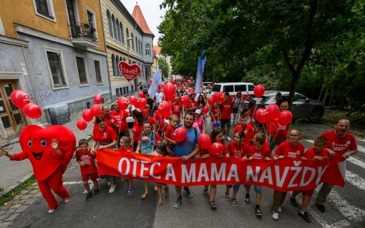Na pochod prišlo viac ako tisíc ľudí, zúčastnili sa aj politici z KDH a Uhrík z Republiky