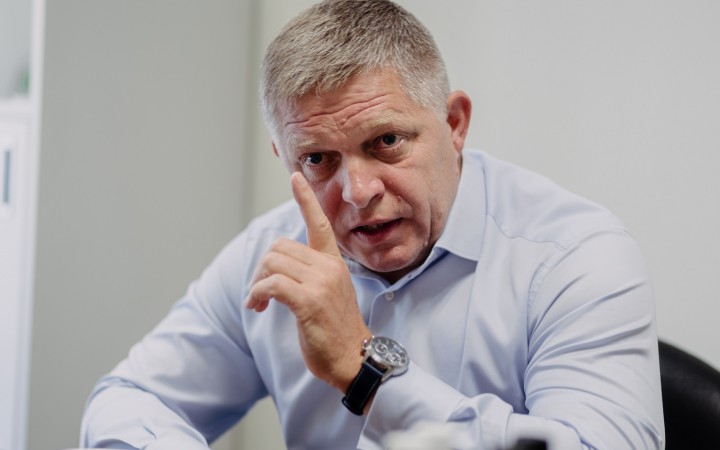 Predtým bola podľa premiéra slepá a hluchá, teraz vychádza iba z článkov vybraných médií