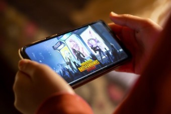 Syn väčšinu prázdnin trávi na mobile, manžel do toho nechce zasahovať. Čo sa s tým dá robiť?