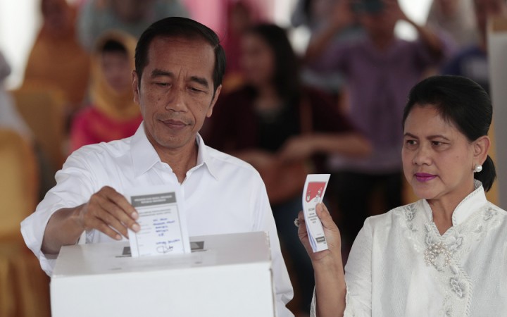 Oficiálnym víťazom prezidentských volieb v Indonézii je súčasný prezident Widodo