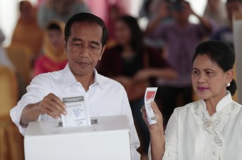 Oficiálnym víťazom prezidentských volieb v Indonézii je súčasný prezident Widodo