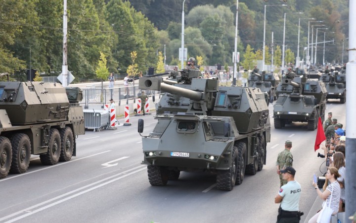 Pompézna vojenská prehliadka a moment, keď si Truban s Kaliňákom rozumejú