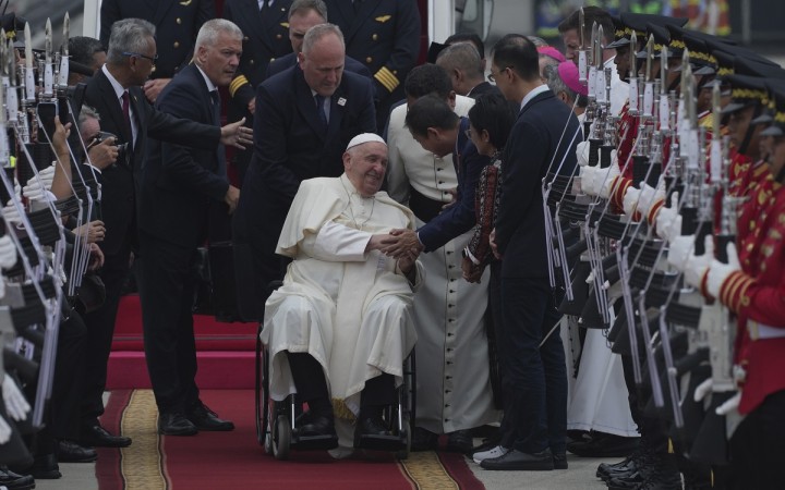 Františka sprevádza v Ázii zmenený personál, chýba kardinál Parolin
