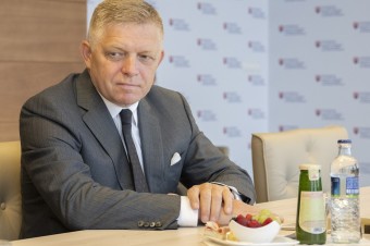 Musíme hovoriť o pozadí atentátu, vraví premiér. Čaká ho stretnutie so znalcom k rozsahu zranení