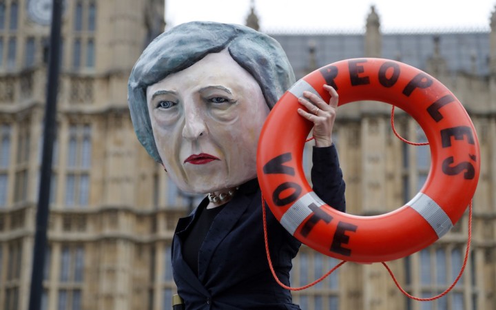 Britská vláda odložila kľúčové hlasovanie o brexitovej dohode 
