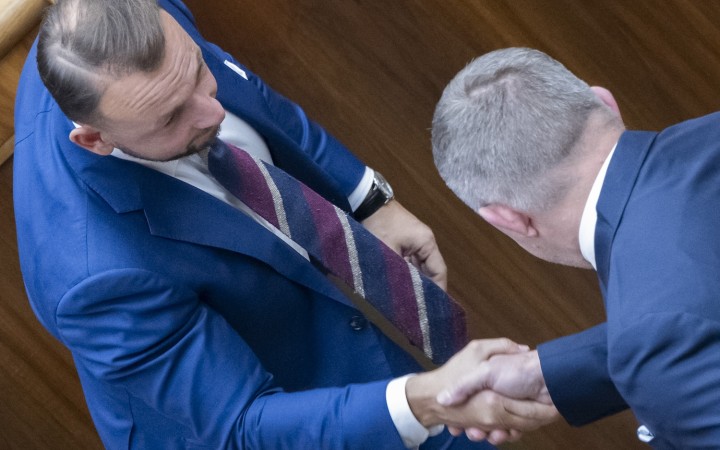 Hlas sa z boja stiahol, Fico ďalej nadŕža Dankovi. Gröhling chce Mikloška