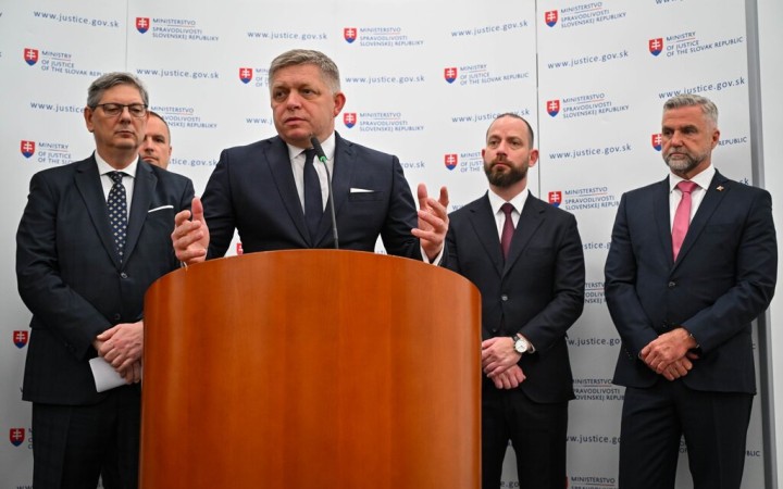 Všetko je naopak: Smer, Hlas a SNS presadili progresívnu trestnú politiku ako v Kalifornii
