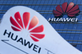 Čína označila väzby Huawei na vládu v Pekingu za klamstvá