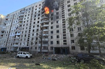 Ruský letecký útok na obytnú budovu v Charkove zranil 33 ľudí