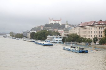 Dunaj v Bratislave zaplavil Tyršovo aj Štefánikovo nábrežie