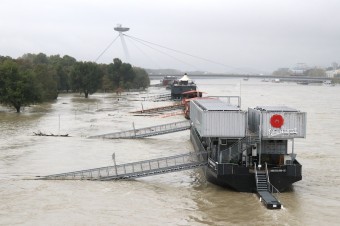Dunaj v noci kulminoval na úrovni 970 centimetrov a pomaly klesá