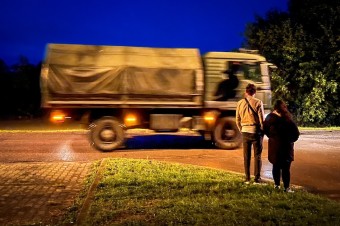 Ľudia sa z mestskej časti dostanú len vojenským transportérom, rozvodnené rieky už klesajú