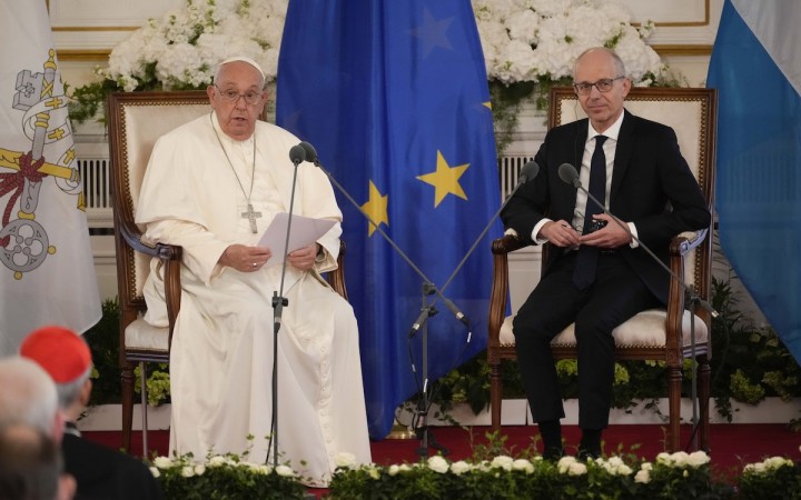 Na dosiahnutie mieru sú potrebné poctivé kompromisy, vyhlásil František pred diplomatmi