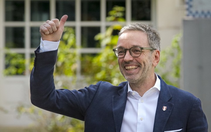 Protimigračná FPÖ zaznamenala historické víťazstvo, vládni ľudovci uznali porážku