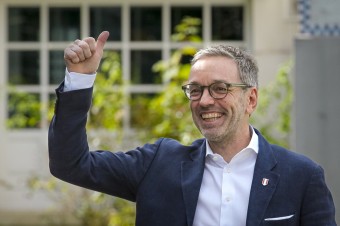 Protimigračná FPÖ zaznamenala historické víťazstvo, vládni ľudovci uznali porážku