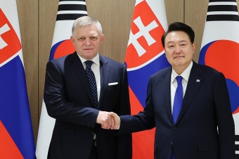 Hoci Ficova návšteva Južnej Kórey mnohé napovedá, v hre sú stále aj Američania a Francúzi