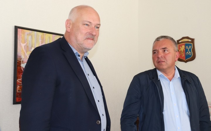 Politik AfD má farmu v Bielorusku, vykorisťujú na nej politických väzňov
