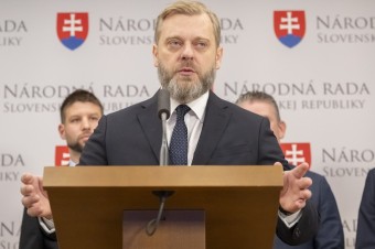 SaS a PS tvrdia, že rezort obrany míňa miliardy eur neefektívne a v rozpore s konsolidáciou