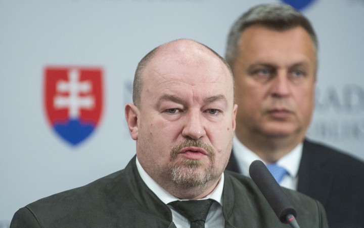 Danko hovorí o hulvátstve a zrade, ktorá bolí. Poslanecký klub odmieta premenovať