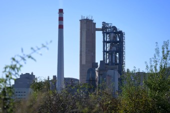 Ľudia sa roky sporia s cementárňou, ktorá spaľuje odpad zo zahraničia. Toxické látky sa najnovšie potvrdili v slepačích vajciach