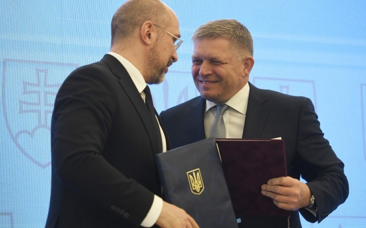 Slovenský a ukrajinský premiér budú diskutovať o podpore Zelenského mierového plánu
