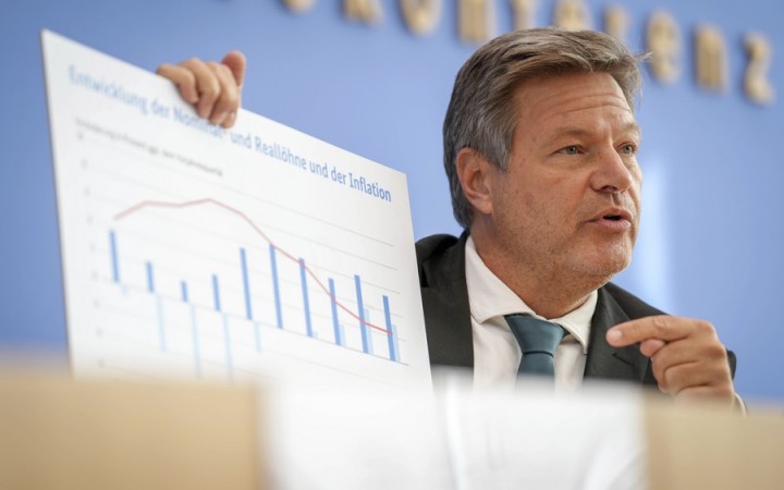 Jemný, empatický spojenec žien Habeck chce odrazu s motorovou pílou rozrezať zelenú srdcovku
