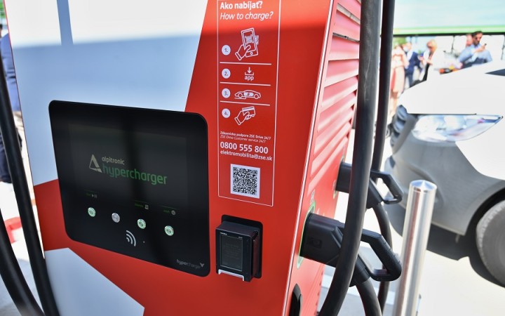 Čím menej elektroáut, tým menej nabíjačiek – čím menej nabíjačiek, tým menej elektroáut
