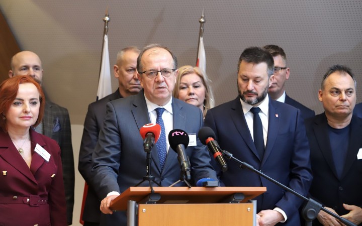 Aké sú rozdiely medzi Úniou miest Slovenska a ZMOS pri riešení nedostatku financií