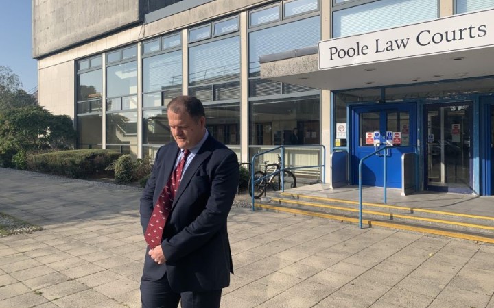 Britský súd potrestal vojenského veterána za modlitbu pred potratovou klinikou