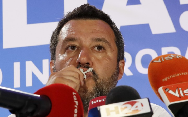 S ružencom za volebnými víťazstvami. A proti pápežovi