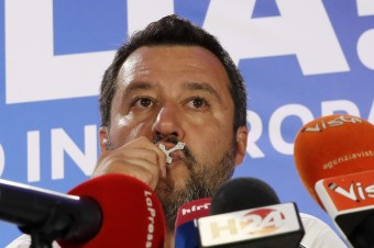 S ružencom za volebnými víťazstvami. A proti pápežovi