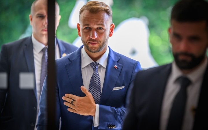 Kauzy sa hromadia, mal by hodiť uterák do ringu. Bude lepšie, keď ho zvolia za šéfa parlamentu